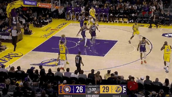 火力全开！东契奇错位轻松抛投打进，首节10中8再次砍下20分