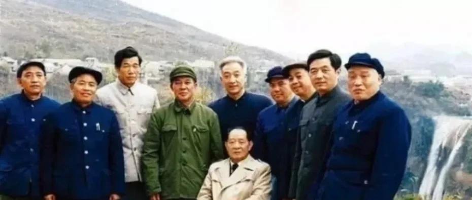 一九八六年一月，一众人在贵州黄果树瀑布前的合影照片，距今已整整四十年，既有年代感