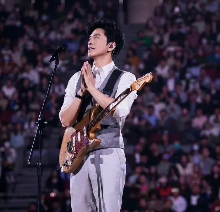 23年前，卢庚戌愤怒的对李健说“请你离开水木年华”，而李健背上吉他头也不回的离开