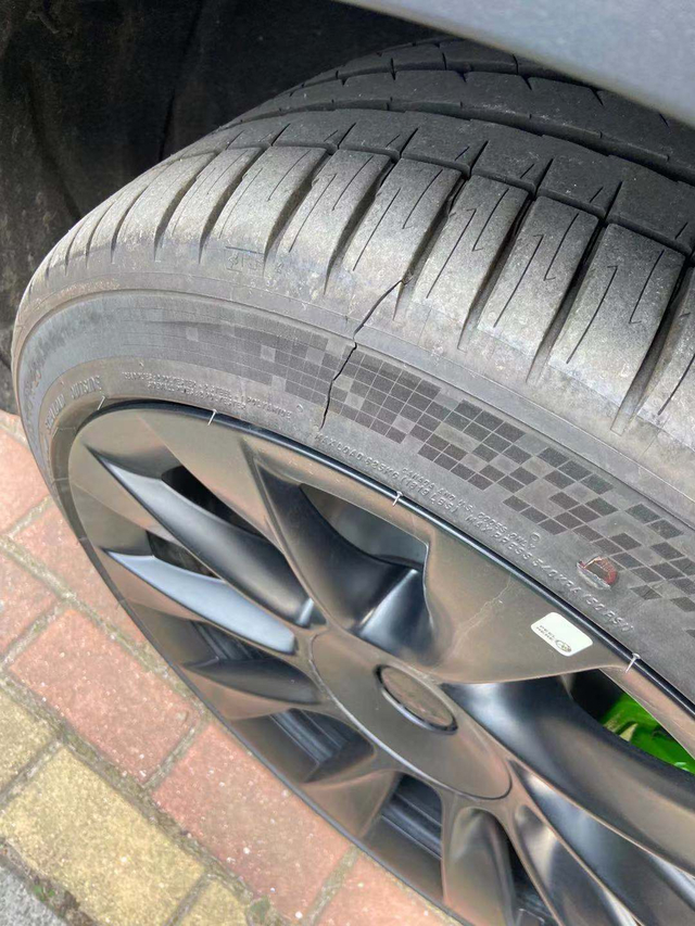 突然发现轮胎裂了
立马开到售后，送去检测了，哎