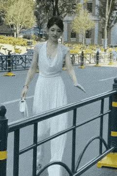 腿长但还是不及栏杆高
一个穿着时尚的美女穿越马路抄近路跨栏杆时，突然意识到自己的