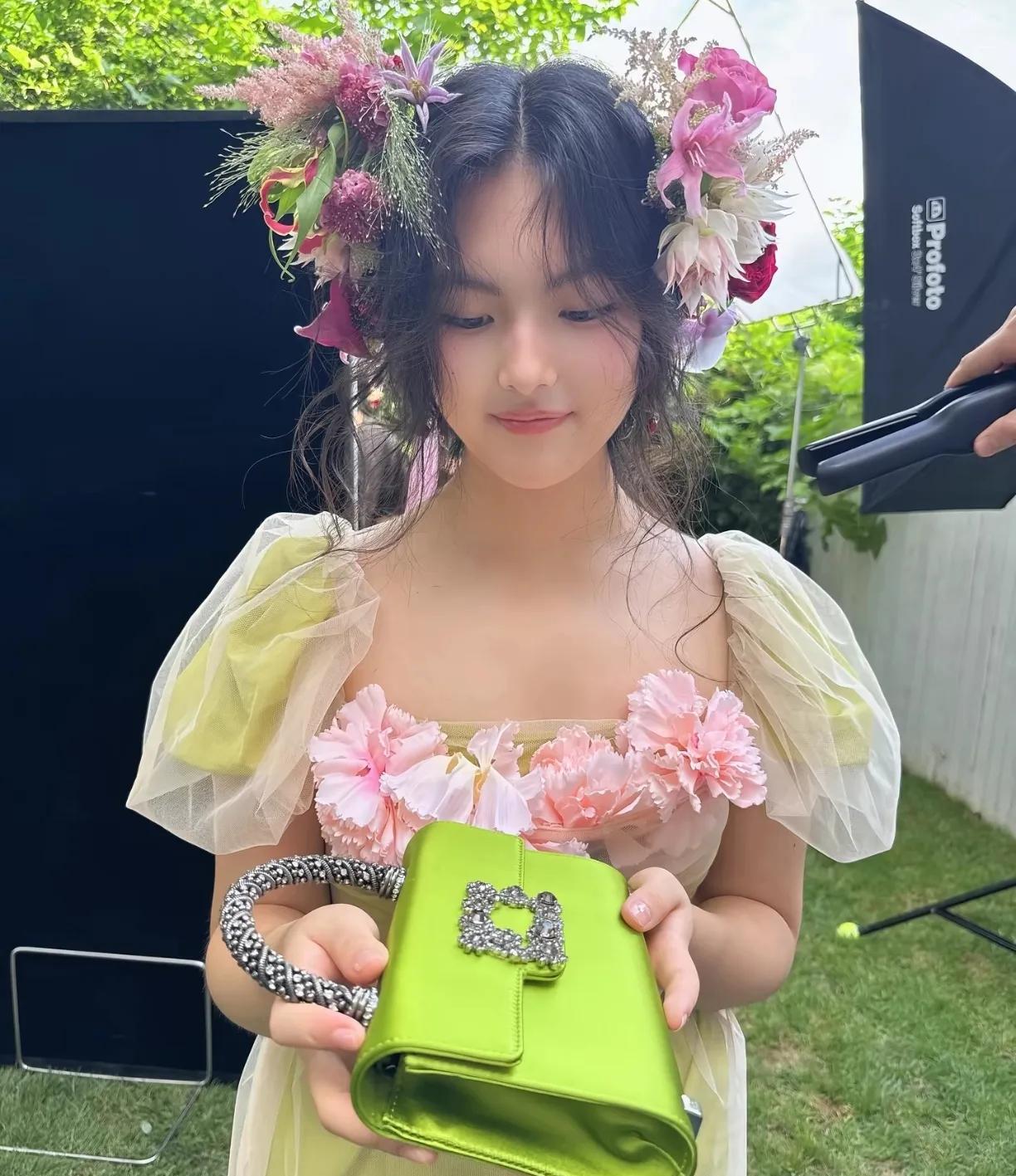 王诗龄这一次终于穿对了，好好看，这才像一个刚刚长成的花季少女嘛，翠绿色代表着春意