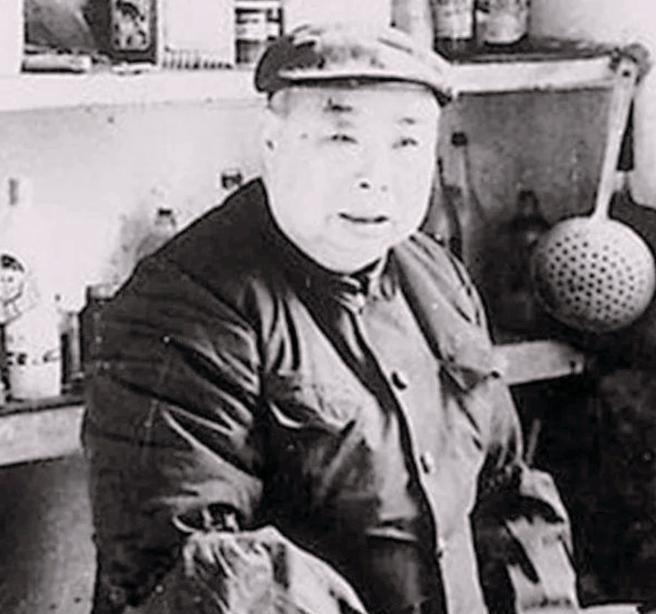 上世纪80年代的一天，济南市民吴呈清夫妇早起，去逛菜市场。在菜摊挑选时，营业员笑