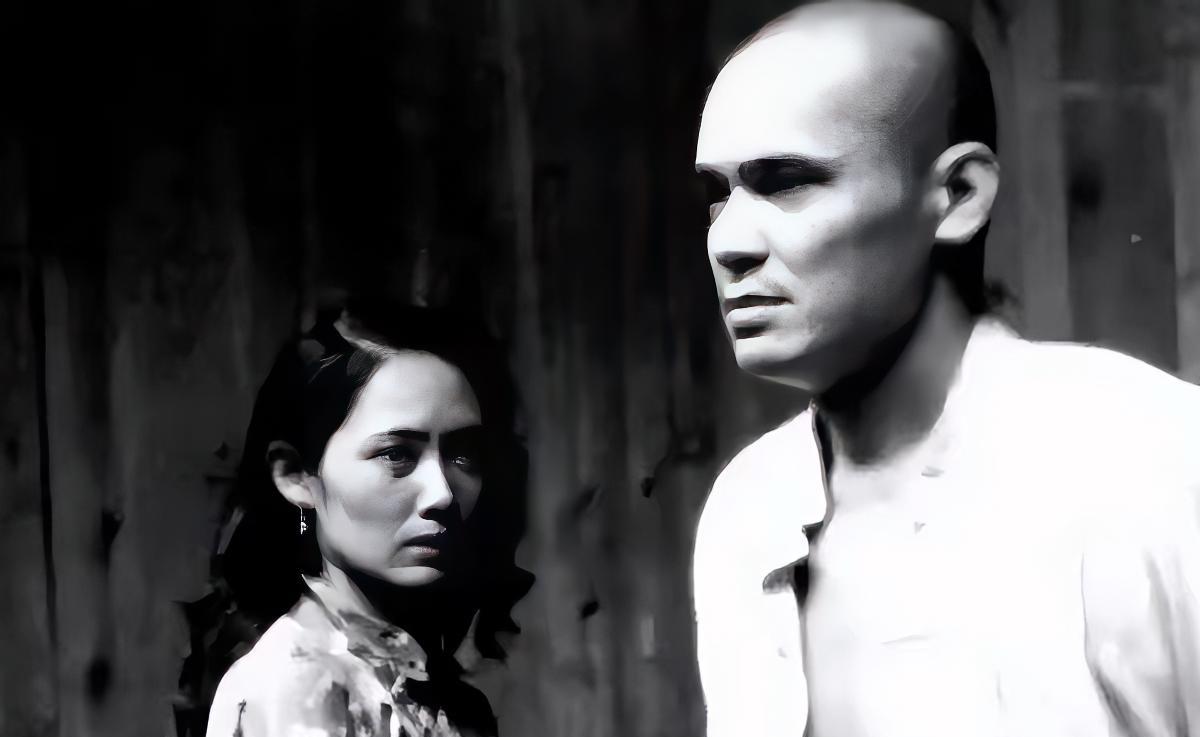 1965年，2个农民上山砍柴，突然看到一男一女坐在岩石上，2人大惊：“这不是土匪