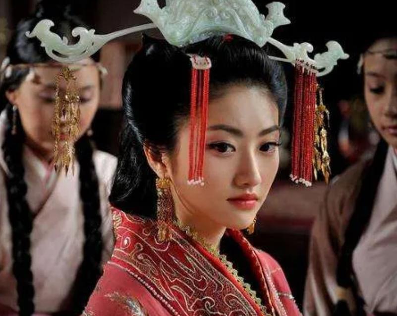 司马炎登基后，后宫佳丽数不胜数，但是他却纳了一个丑女为妃，还封为贵嫔，仅次于皇后