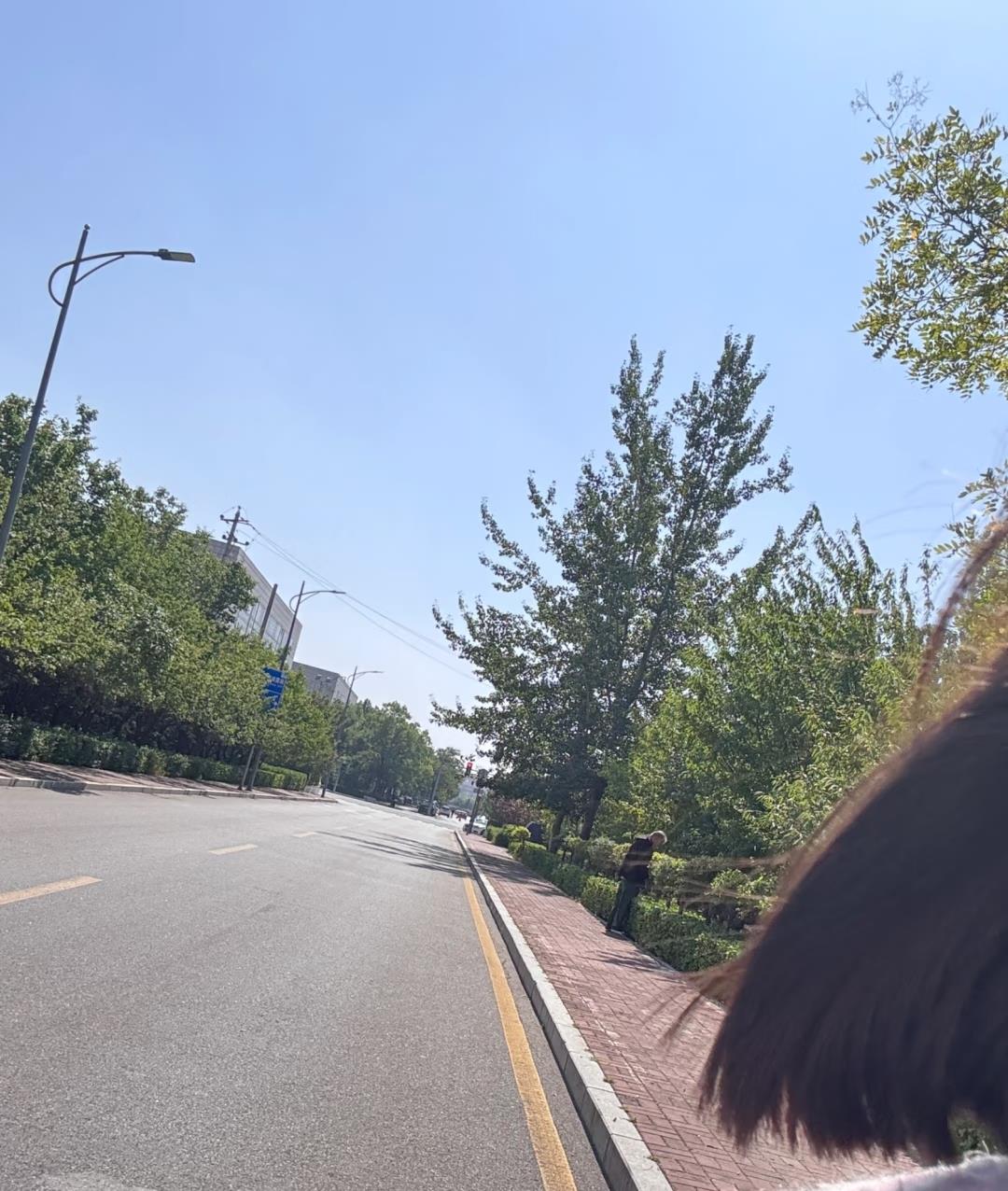 石家庄街头 掏出来就尿了
随处可见，这距离小区家门口也没有多远，就不能在家尿完再