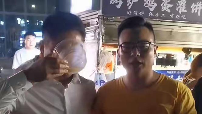刘强东回宿迁引围观，夜市把酒，新店开业站台，球场助力家乡球队