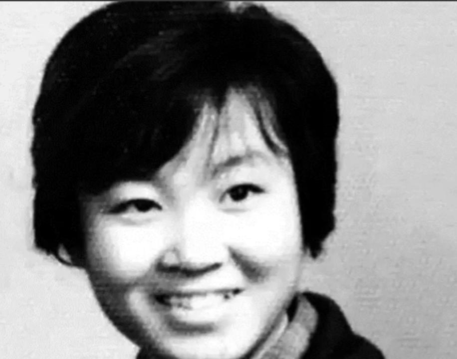 1974年，21岁的女知青在晚上独自去厕所后失踪，大家进行大规模的搜寻，却一无所