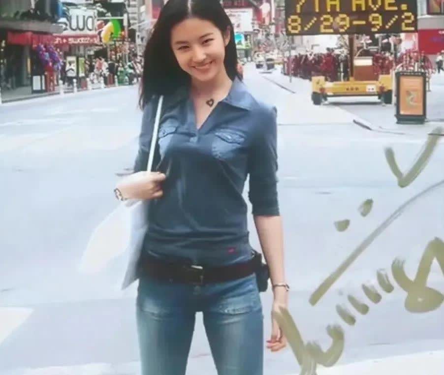 2004年，刘亦菲站在美国街头，留下的美好瞬间。刘亦菲当时17岁，长发飘飘，笑容