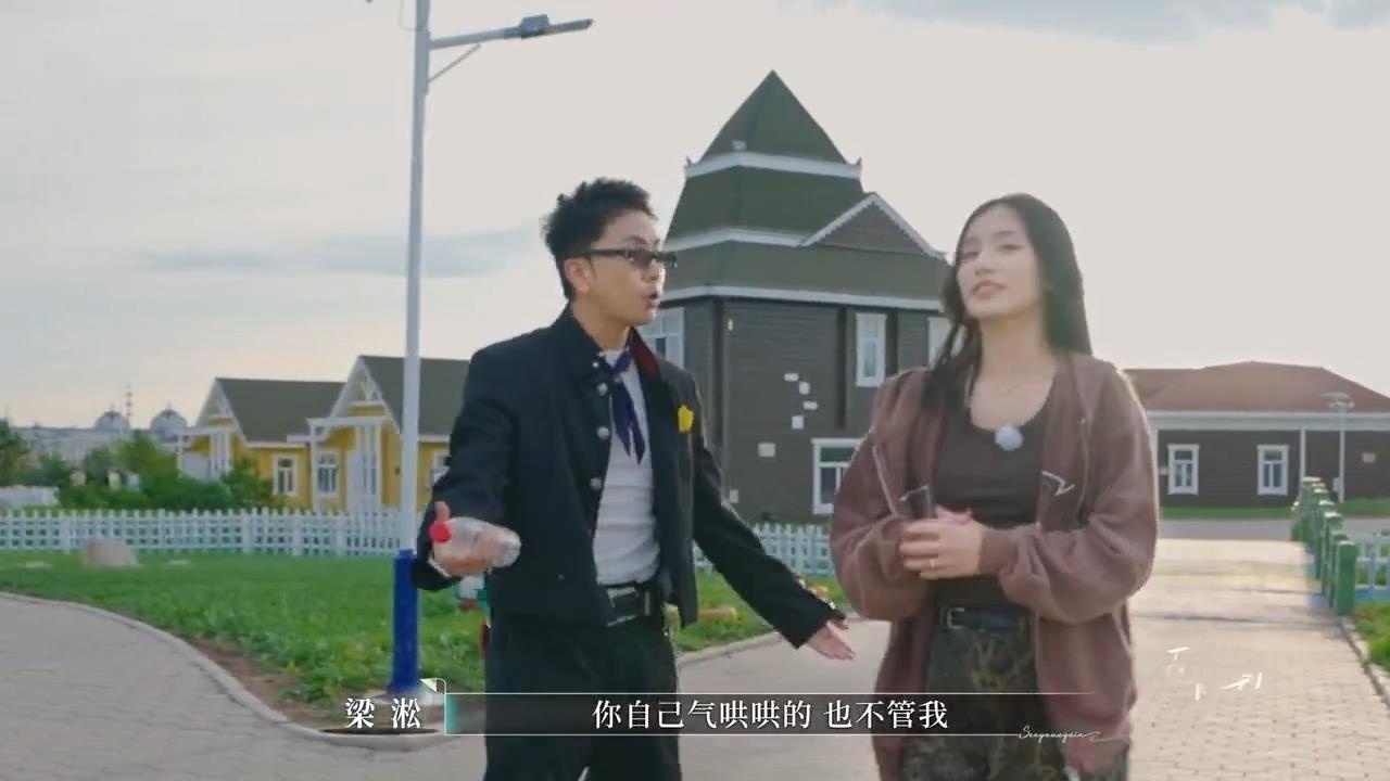 说唱歌手就是不一样，吵架都带着节奏和英文！
《再见爱人5》播出后，被梁老师和何美
