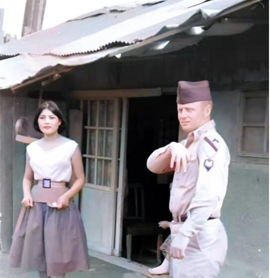 1952年，朝鲜半岛，一名南朝鲜女子给两名美军做完服务后，正当着老公的面热情地送