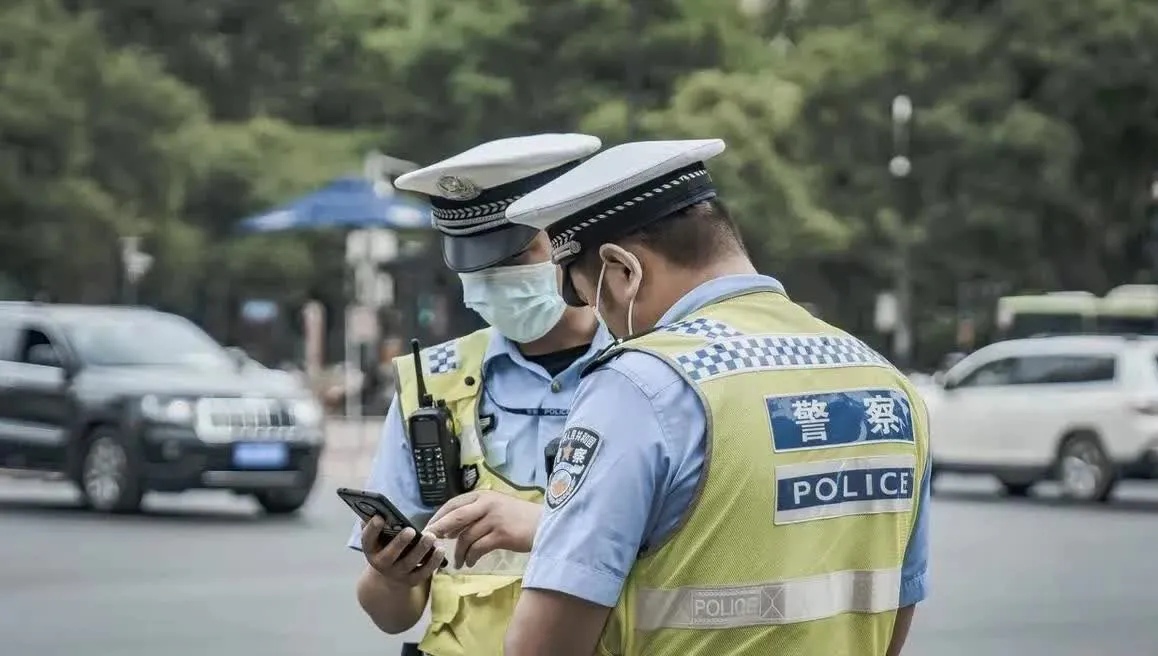 江苏的李某，去朋友家吃饭，喝了一些酒。回家时天下大雨了，他就穿着雨披，骑着电动车
