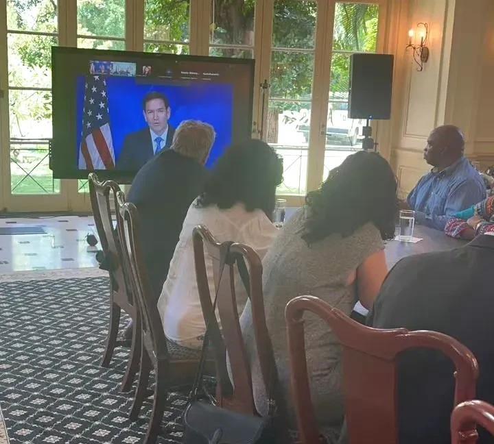 美国驻华大使馆微博:
卢比奥，正宗的古巴裔人，上个世纪50年代他的父母才移民美国