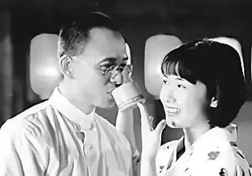 1948年，1名50多岁的日本女子，领着5个孩子，去郭沫若家敲门。郭沫若妻子于立