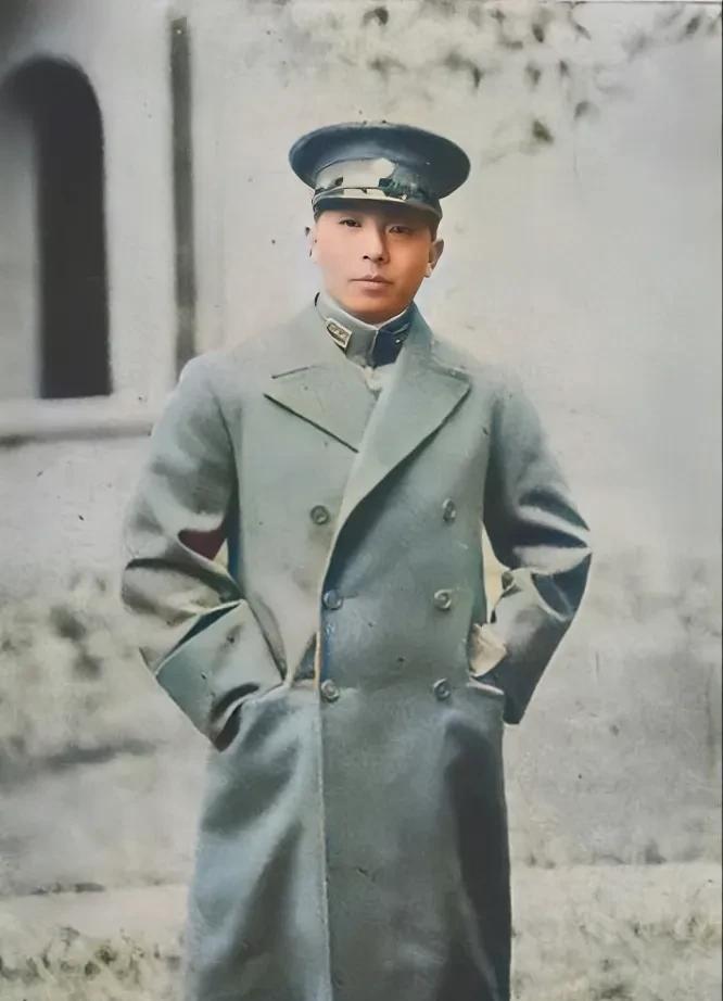 这才是张学良的真实长相，这可不是演员所扮演的，而是货真价实的真品，貌相呈现的非常