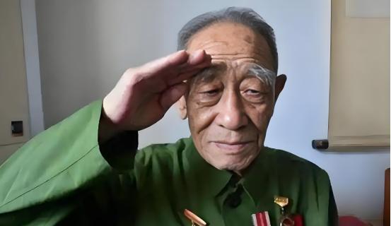 1973年，杨得志下乡看望老战友，却发现老战友生病却没钱治，地方干部见他生气，急