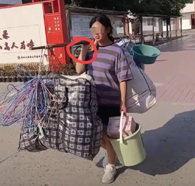 昨天是广西扁担女孩，

今天又出来个四川扁担女孩，

真的应了广西女孩班主任说的