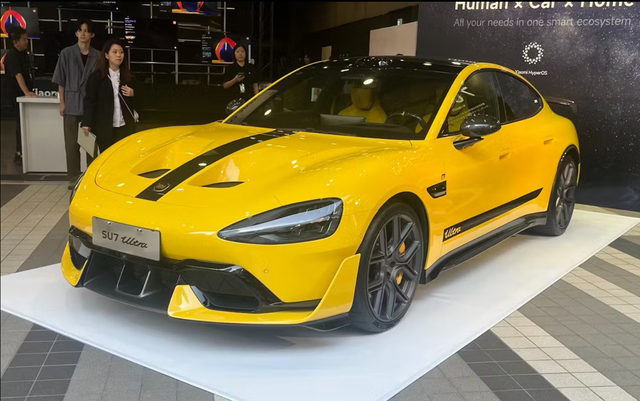 小米汽车去了日本。
小米SU7 Ultra在东京秋叶原“ベルサール秋葉原”进行了