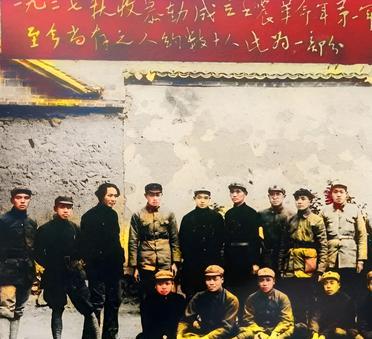 这是毛主席在延安与当年一起参加秋收起义的部分同志在一起。1927年秋收起义成立工