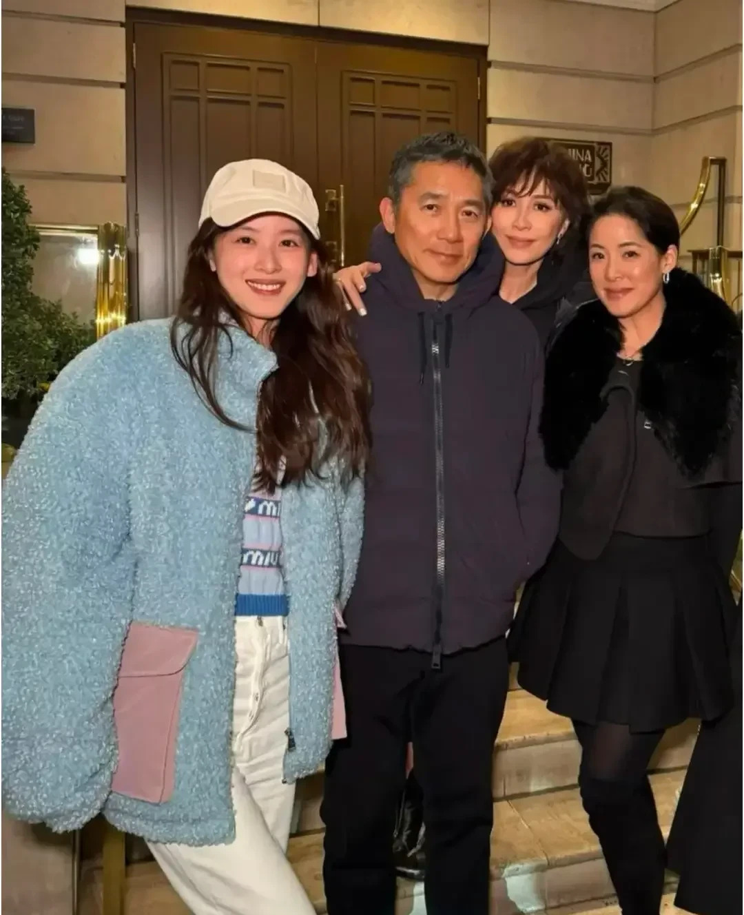 章泽天偶遇刘嘉玲夫妇











我的天哪！你们猜我看到了谁？奶茶妹妹