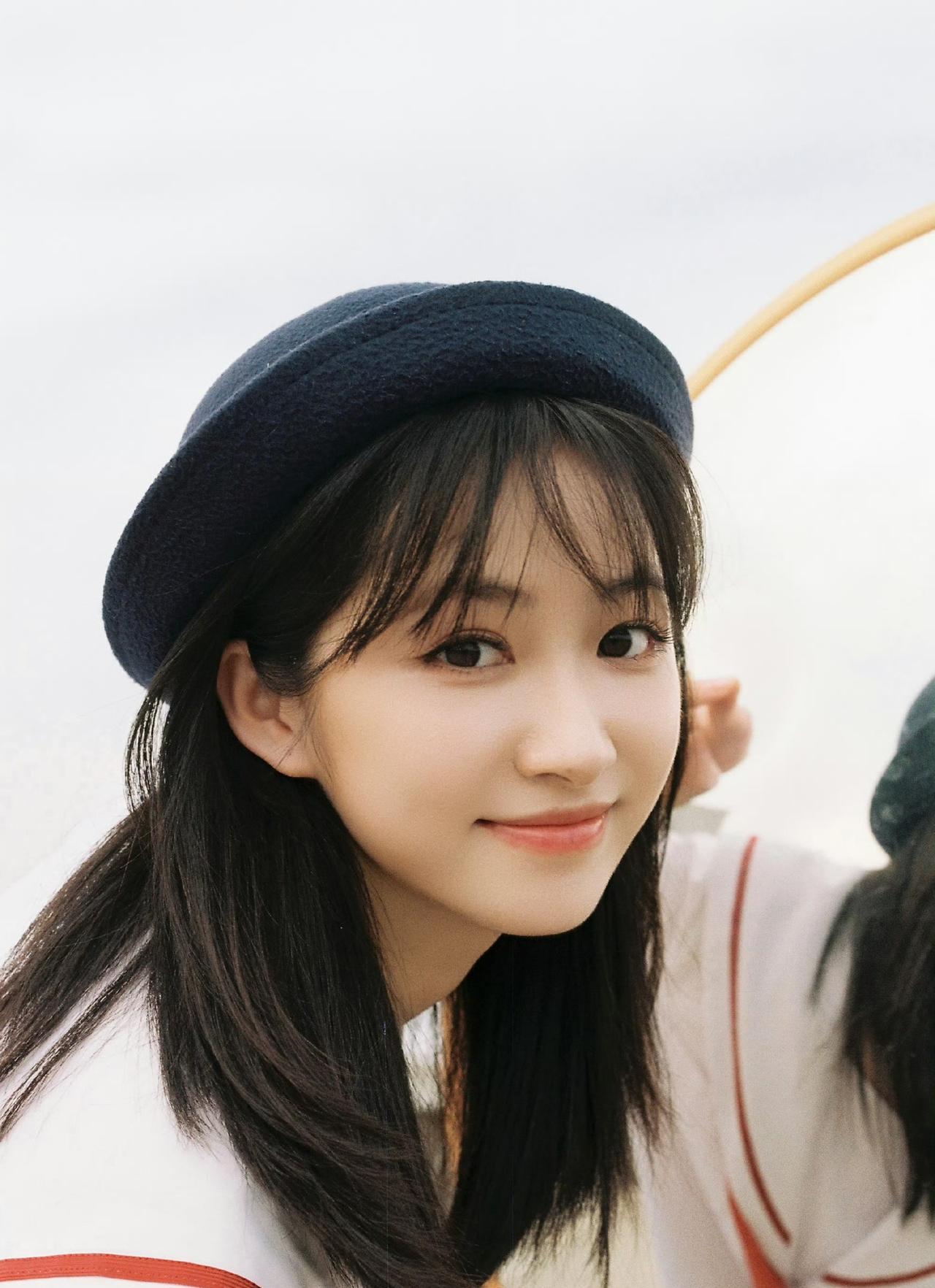 在电视剧《树下有座红房子》里面扮演女主的演员杨肸子，真的长得非常元气可爱。