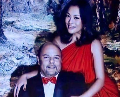 1987年，张艺谋打算拍《红高粱》，女主选择了“胸大臀肥”的史可。但是巩俐也想演