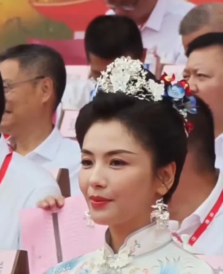 刘涛自己也很懂啊，跟别的线下完全不一样，全程都很端庄，动作很小，表情幅度也很小[