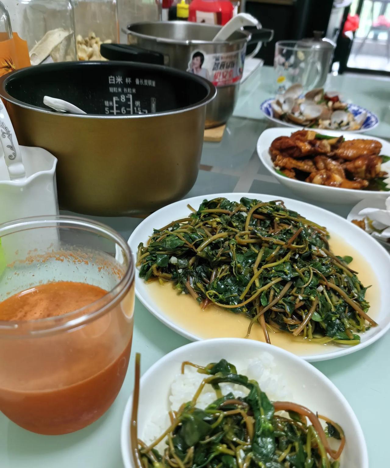 中午做了三菜一汤花了多少钱
普通家庭的伙食一起来看看贵不贵
买了我爱吃的草一把1