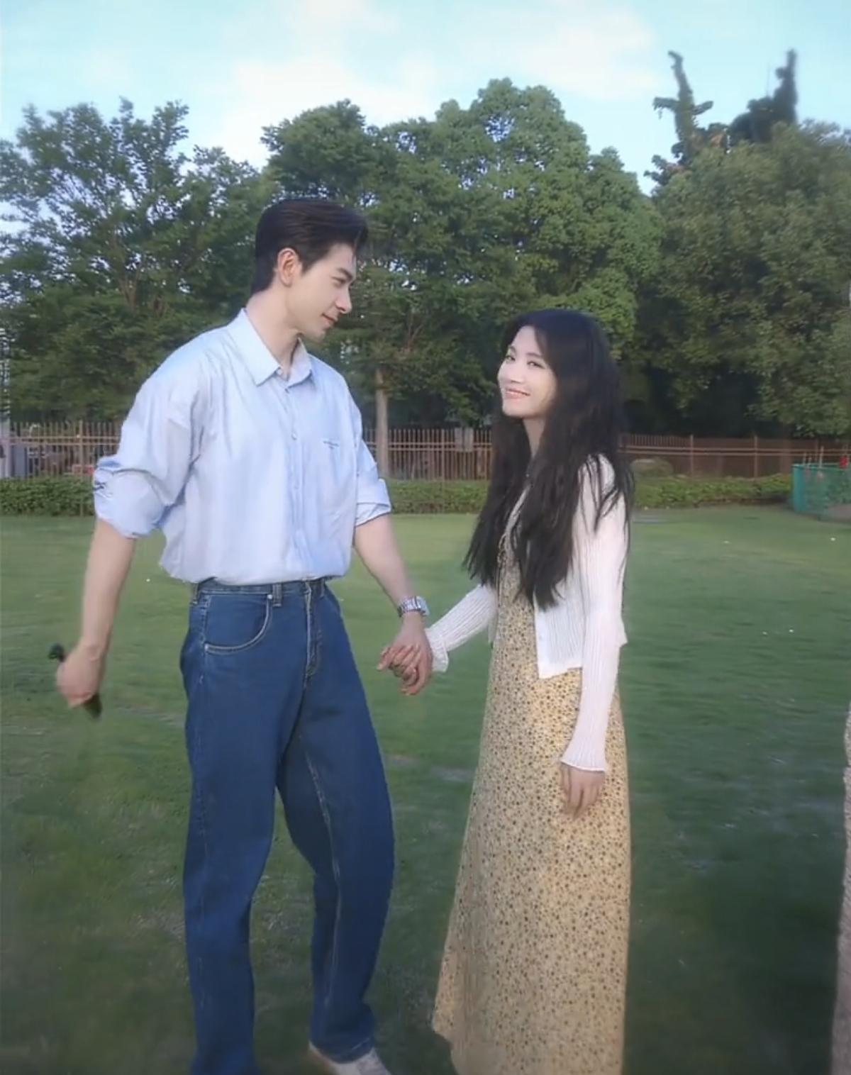 他是剧本杀中完美的“秦霄一”，用演技编织浪漫幻境；亦是现实中隐忍的肖稚宇，以克制