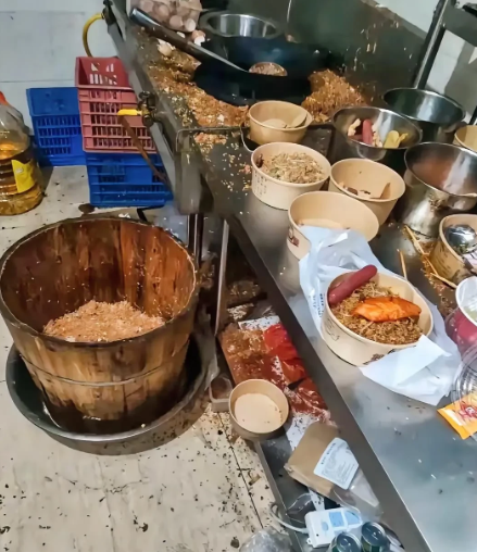 骑手偷拍某外卖店的后厨
真是一言难尽啊
