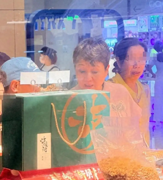 东莞惊现梁安琪，65岁似40岁，与保姆珍姐同框超温馨