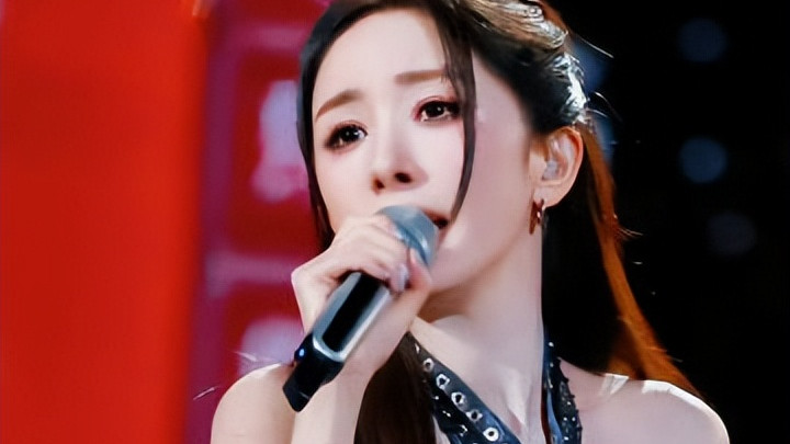 杨幂尝固体杨枝甘露，一句“我没加入你们的时尚”被赞情商封神