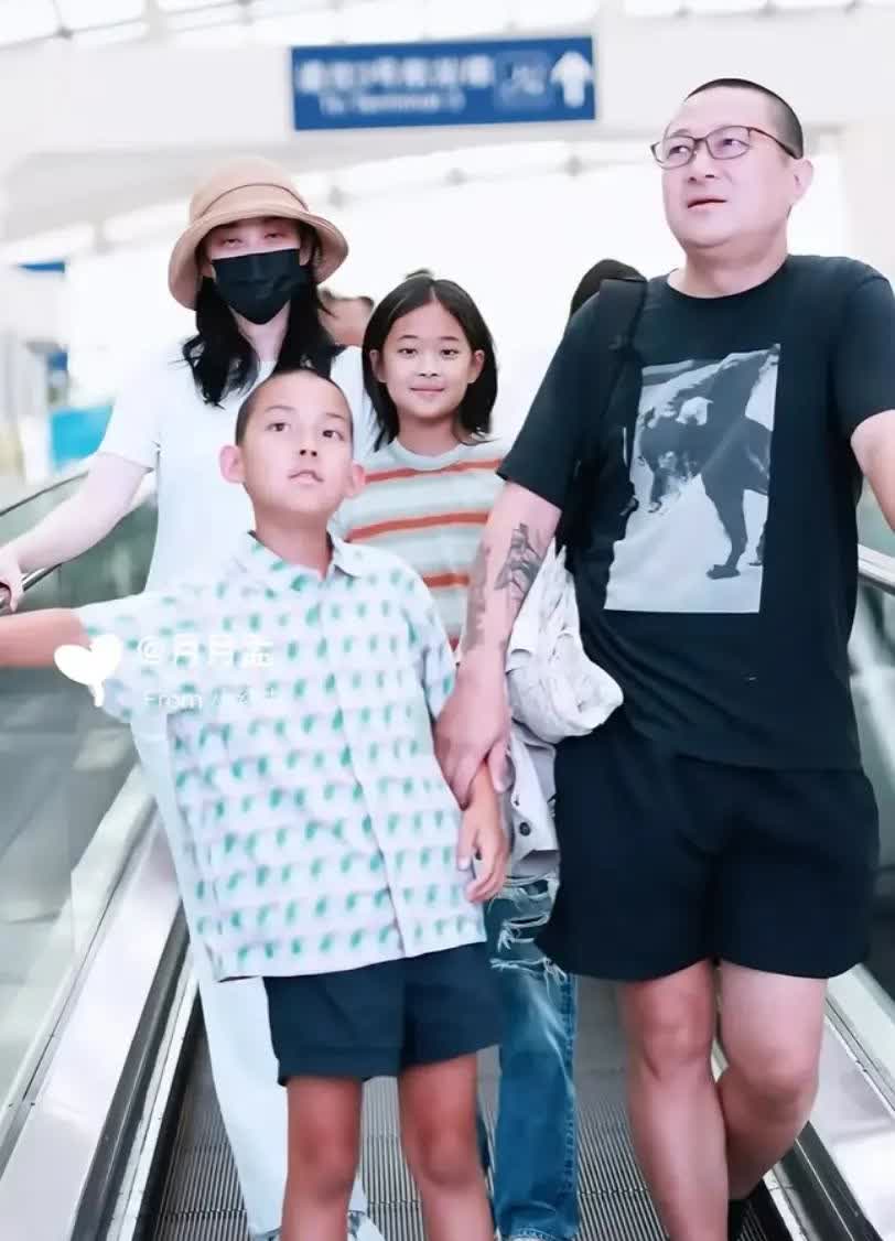 梅婷一家四口现身机场，女儿上小学就染头发，10岁儿子像爸爸硬帅