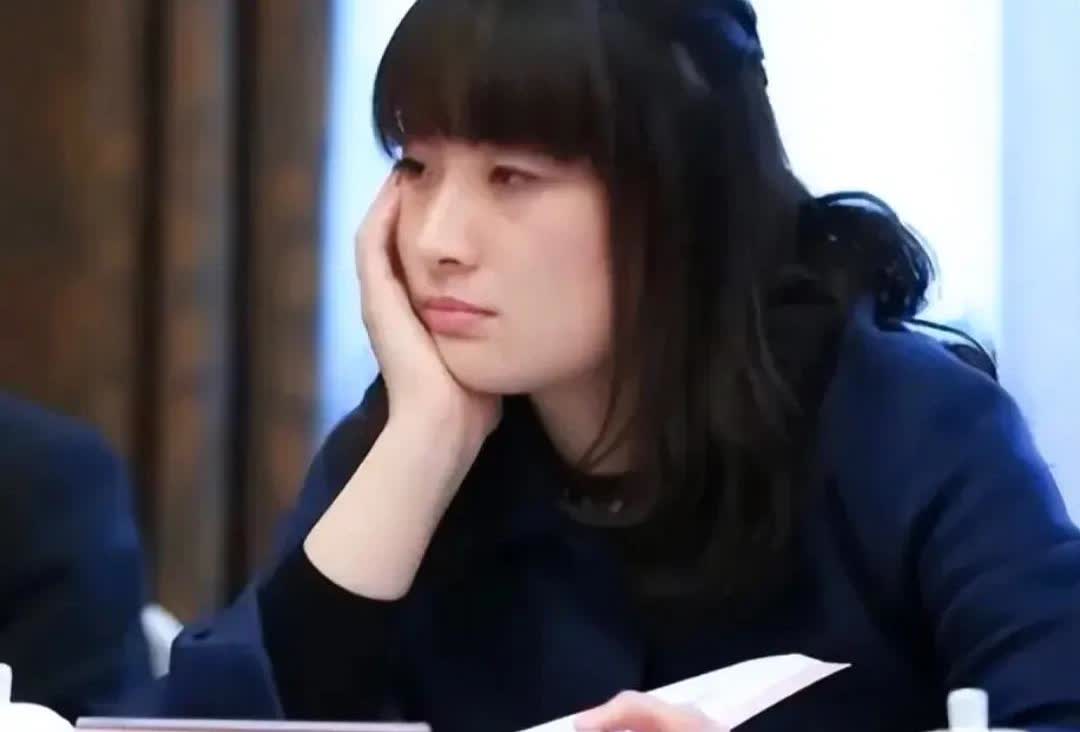 选对衣服真能脱胎换骨！
就说宗馥莉，早期因为胸部大，衣品又差，整个人显得臃肿壮