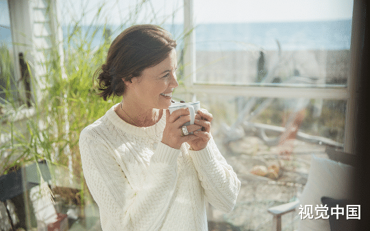 我的孩子们每个月都会往我孝心卡里打钱，可后来他们走投无路向我借钱周转时，我却扔给他们一封断亲书
