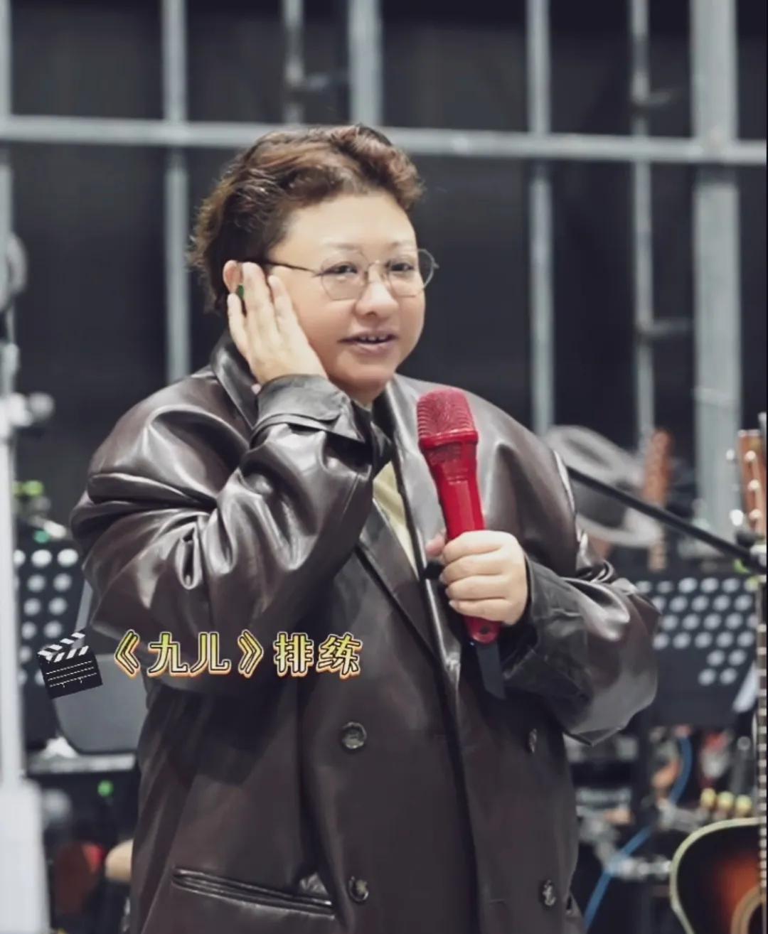韩红这个发型好看，戴上了眼镜也是知性美女！歌真的好听 ，高音也听着特别舒服  ，