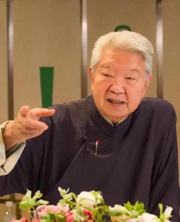 有人问蔡澜：你交往了61个女朋友，为什么娶了方琼文？
蔡澜说：“我娶她，因为她能