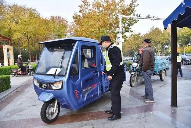交警：这种电动三、四轮车能上路，2种禁止，一次性说明
 
家人们，关于电动三、四