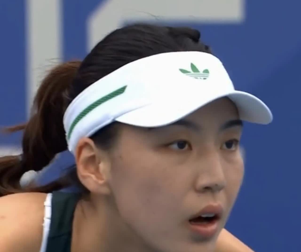 北京时间7月25日凌晨，WTA250布拉格站1/4决赛，中国金花王欣瑜对阵本土捷