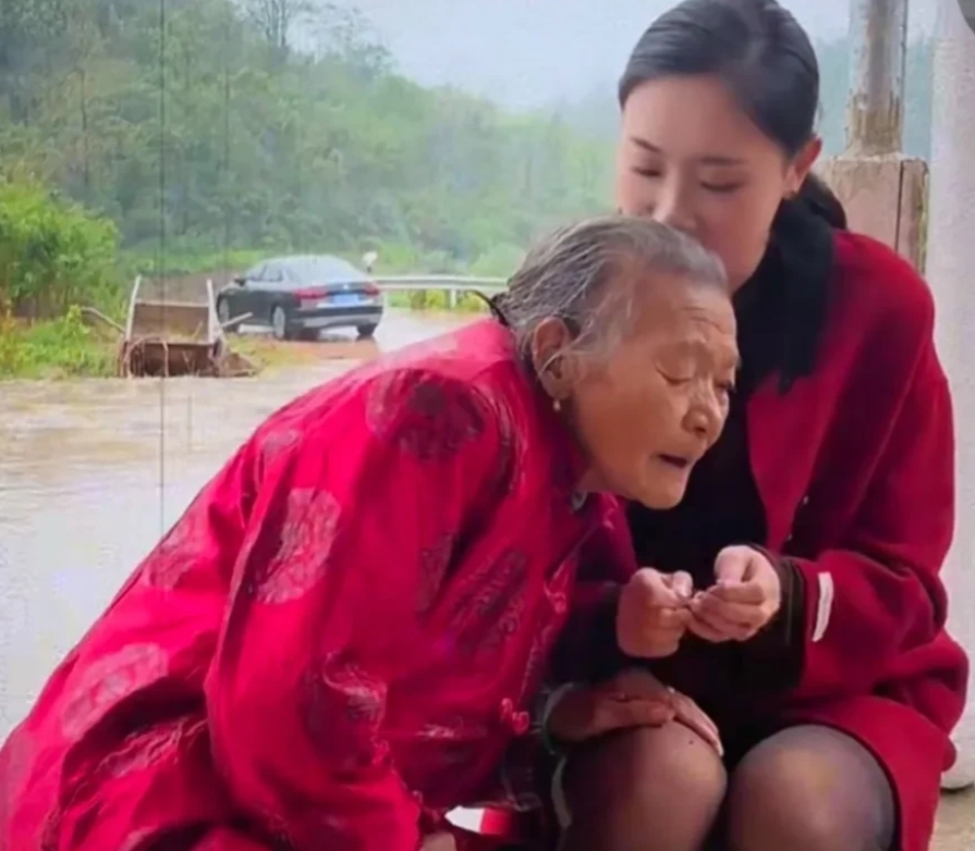 姐姐去世了十年，姐夫每年都还带着外甥来给二老拜年。
后来，姐夫再婚了，也还是年年