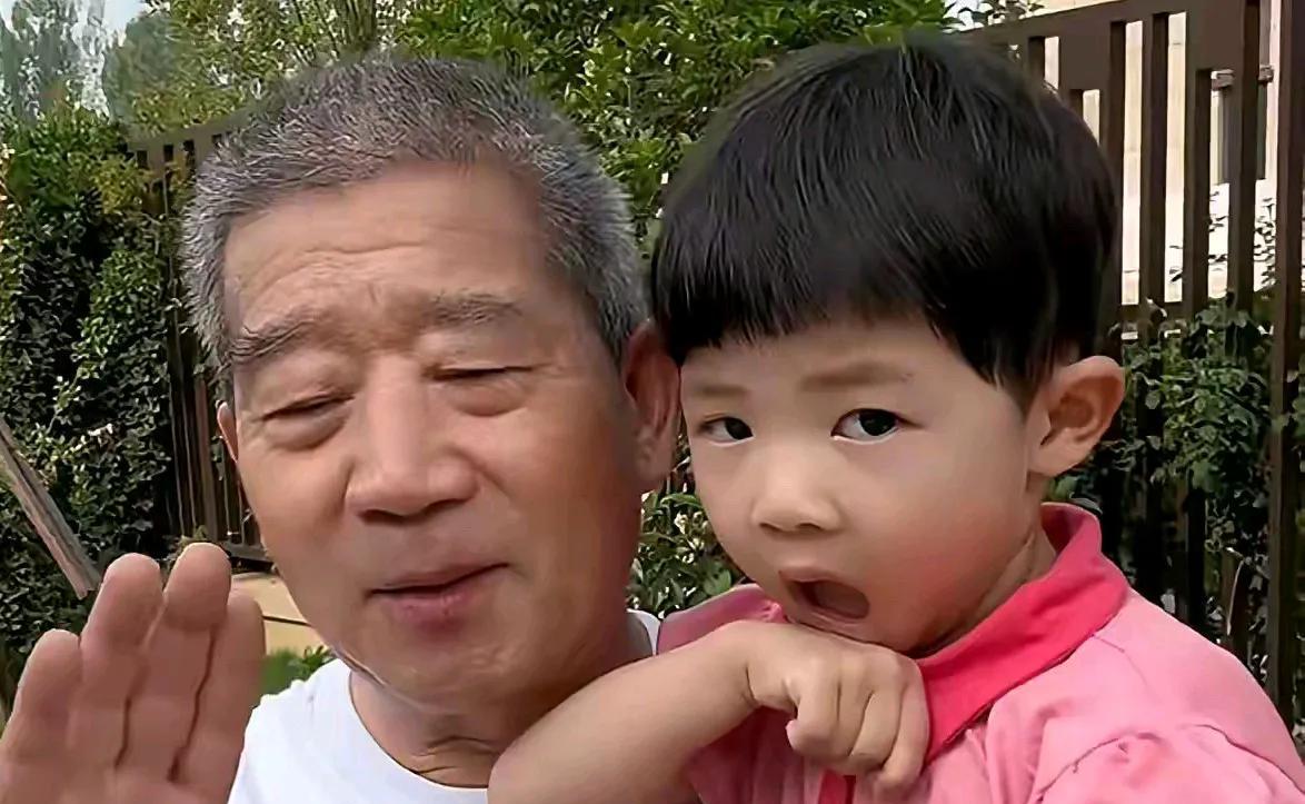 小天赐父亲一脸愁苦，五年来，大儿子大女儿从未探望过他们。



这五年，从妻子坐