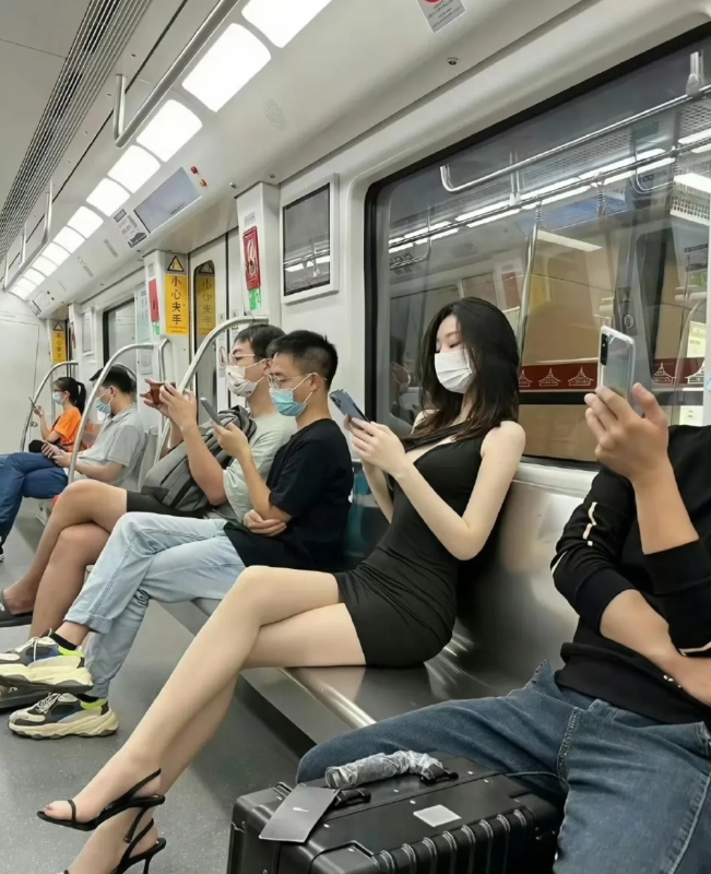 地铁上清一色全是看手机的