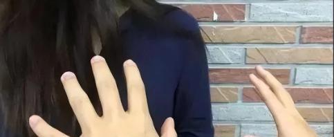 “为老不尊！”河北迁安，82岁老大爷让25岁的女邻居帮自己调手机时间，而后趁女邻
