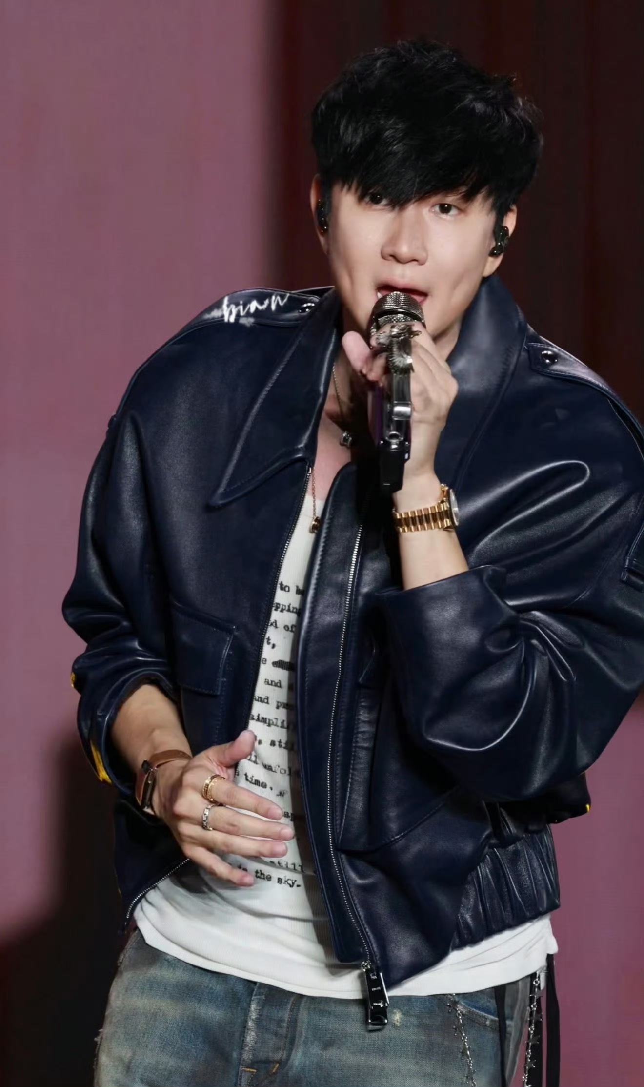 44岁林俊杰恋情实锤！穿情侣装陪小20岁网红千金逛街，粉丝吵到脱粉
 
#林俊杰