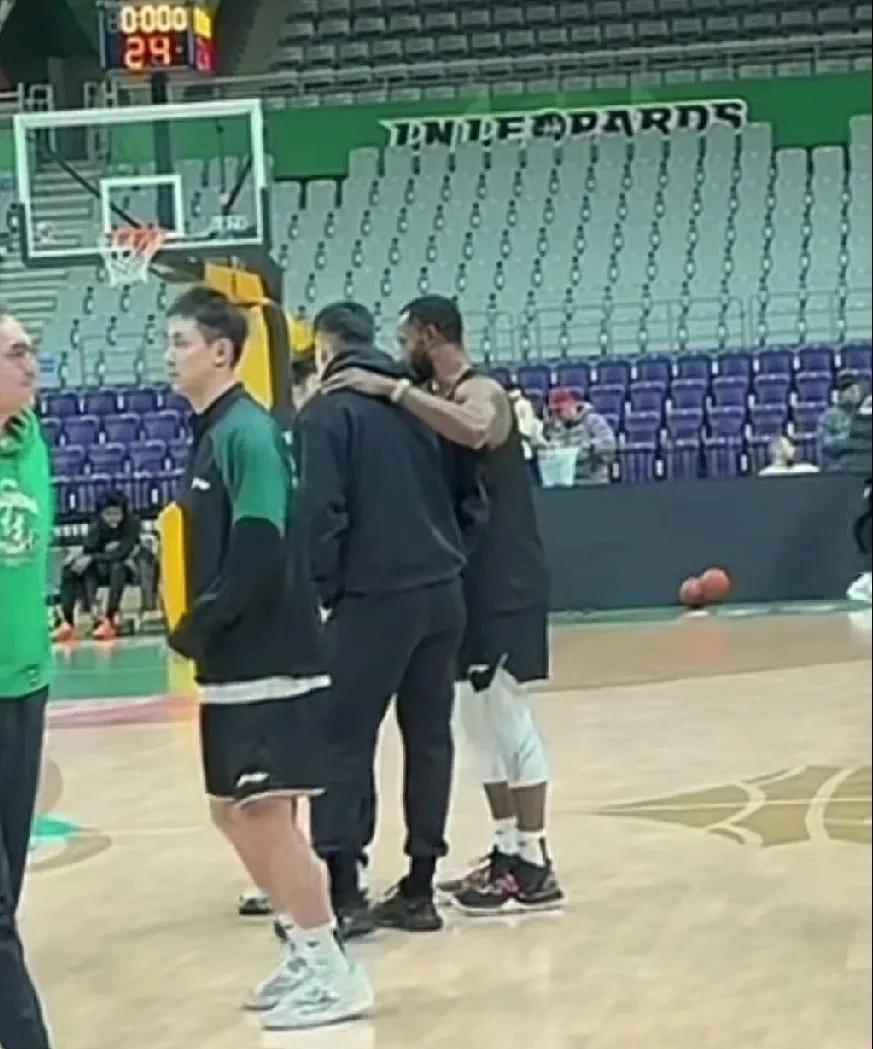 这个画面辽宁男篮球迷有点绷不住了！
三连冠功勋外援弗格以及攻防俱佳的张镇麟今日将