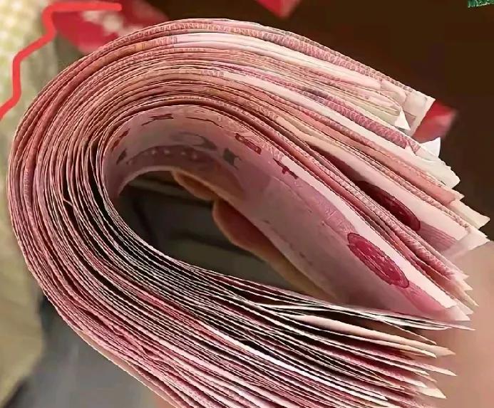 今天上午去参加一个婚礼，也就是去亲戚家喝喜酒。
我包里放了6000元钱的现金，因