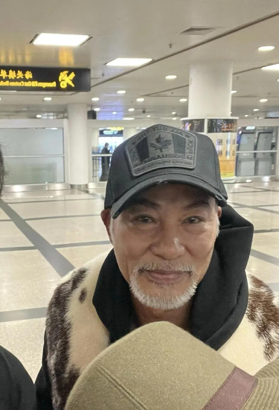 照片中的男明星的颜值呈现了大幅度的下降，这样胡子拉碴的估计没有几个人会认出他。他