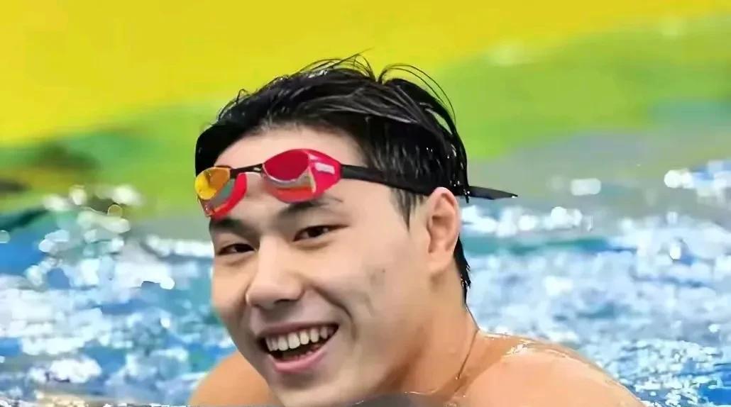 覃海洋加冕双冠王
新加坡游泳世锦赛，男子200米蛙泳决赛刚刚结束了最后的争夺，获