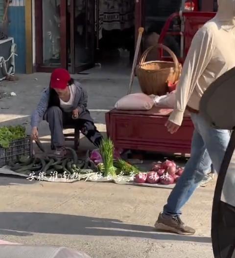 近日，安徽淮南，女孩在路边卖黄瓜，男子买了一把却给她转了8万！原来，女孩骨癌，母