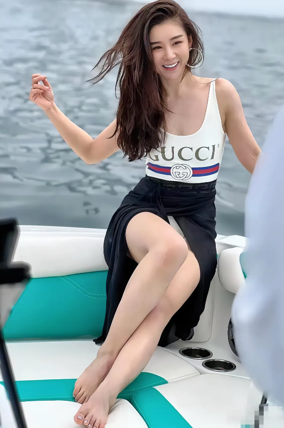 李小萌，162cm，坐在邮轮吹海风好美啊！